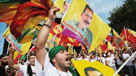 Bekenntnis zu einem Inhaftierten: Zehntausende kamen nach Köln zu einer kurdischen Kundgebung. Ihr Held: PKK-Chef Öcalan.