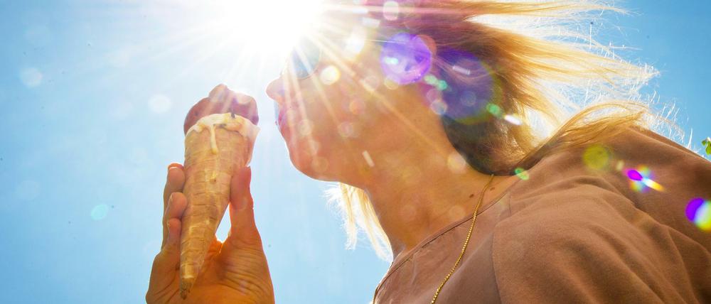 Die Welt ist eine Kugel. Eine Eisreise queer durch Berlin.