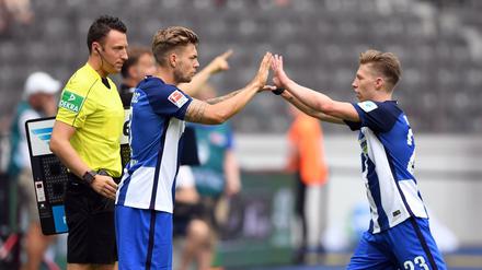 Abgeklatscht. Mitchell Weiser (r.) ist aktuell mit der U-21-Nationalmannschaft unterwegs, Alexander Esswein dürfte erneut von der Bank aus ins Spiel kommen. 