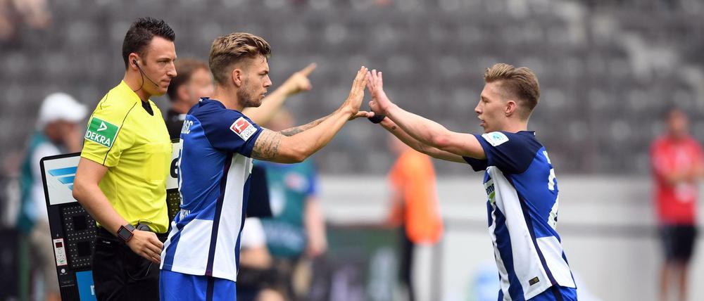Abgeklatscht. Mitchell Weiser (r.) ist aktuell mit der U-21-Nationalmannschaft unterwegs, Alexander Esswein dürfte erneut von der Bank aus ins Spiel kommen.