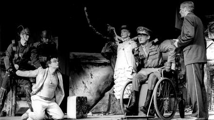 Theater der Bergarbeiter. Ins Programmheft schrieb eine Schülerin: Die Menschen fühlen sich nicht wohl; die Eintönigkeit drückt sie schwer. Ich möchte fliehen aus ihrer Stadt, aus ihrer Starre, aus dem Grau ...“