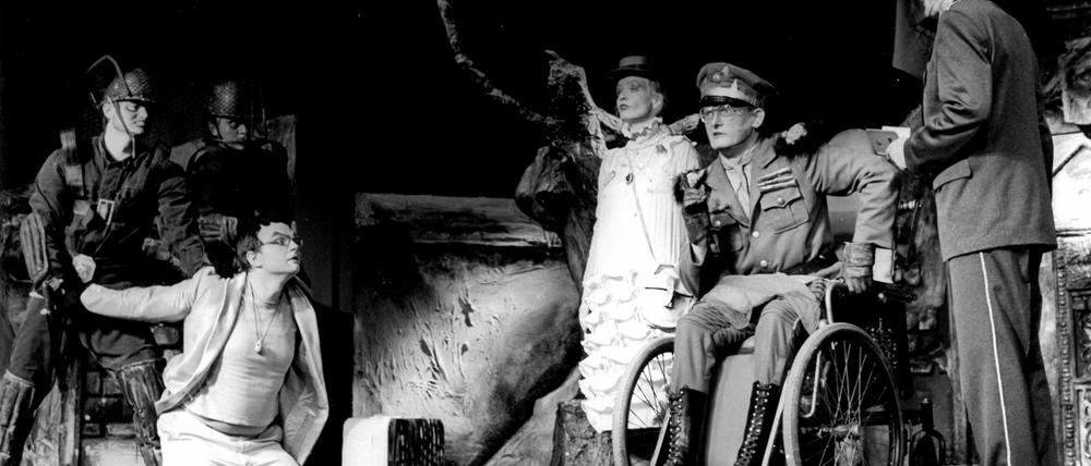 Theater der Bergarbeiter. Ins Programmheft schrieb eine Schülerin: Die Menschen fühlen sich nicht wohl; die Eintönigkeit drückt sie schwer. Ich möchte fliehen aus ihrer Stadt, aus ihrer Starre, aus dem Grau ...“