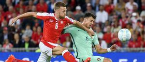 Der fliegende Schweizer. Silvan Widmer (l.) wirkt in dieser Szene deutlich dynamischer als Gegenspieler Jose Fonte. 