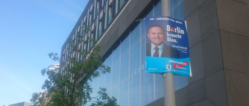 Vor dem Haus der Bundespressekonferenz in Berlin hängt nur ein Wahlplakat - das der AfD. Im Inneren wird diskutiert, wie mit der Partei zu verfahren ist.