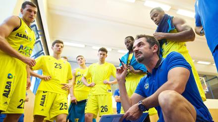 Muss zuhause bleiben: Ohne Trainer Ahmet Caki (r.) reisen die Basketballer von Alba Berlin nach China.