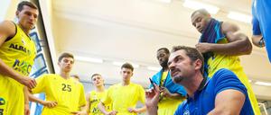 Muss zuhause bleiben: Ohne Trainer Ahmet Caki (r.) reisen die Basketballer von Alba Berlin nach China.