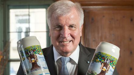 Der bayerische Ministerpräsident und CSU-Parteivorsitzende Horst Seehofer präsentiert am 6. September 2016 in München einen Bierkrug für das Wiesn-Hofbräuhaus 2016. 