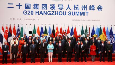 G20-Gipfel hat begonnen: Auf dem Gruppenfoto lächeln sie über die Spannungen hinweg.