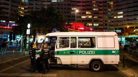 Polizisten am Kotti in der Nacht zu Sonntag. 
