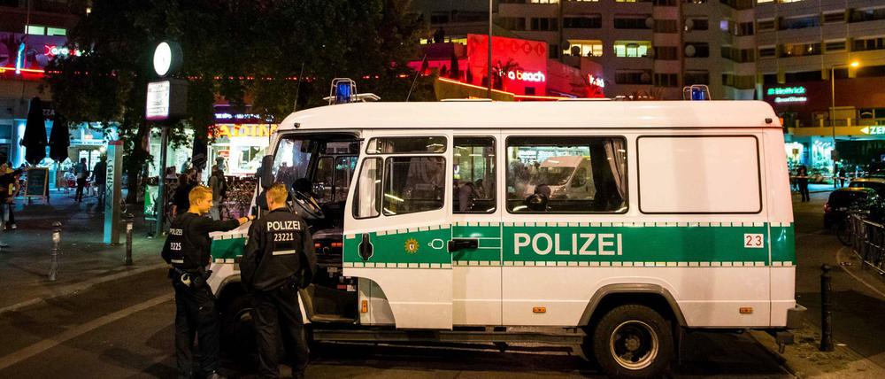 Polizisten am Kotti in der Nacht zu Sonntag. 