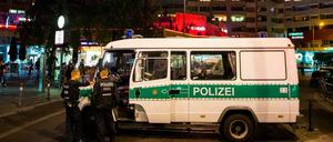 Polizisten am Kotti in der Nacht zu Sonntag. 