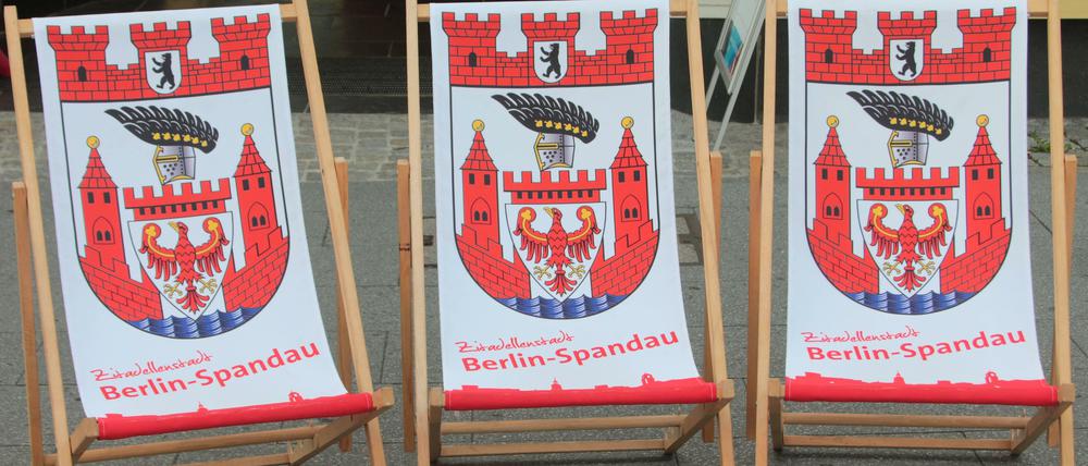 Berlin, kiek an. In Spandau gibt's mehr als nur Ikea-Möbel - zum Beispiel diese Fandevotionalien für 33 Euro in der Tourismus-Zentrale in der Altstadt.