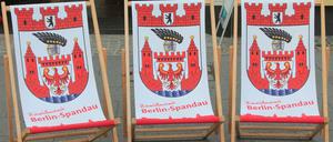 Berlin, kiek an. In Spandau gibt's mehr als nur Ikea-Möbel - zum Beispiel diese Fandevotionalien für 33 Euro in der Tourismus-Zentrale in der Altstadt.