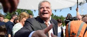Hand drauf. Auch in diesem Jahr wird Joachim Gauck wieder viele engagierte Bürger zum Fest im Park von Schloss Bellevue begrüßen – und zahlreiche neugierige Besucher beim Tag der offenen Tür.