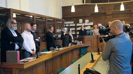 Angeklagt wegen Mordes. Marvin N. (2.v.l.) und Hamdi H. (5.v.l.) müssen sich seit Donnerstag vor dem Moabiter Kriminalgericht verantworten. 