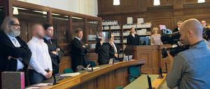 Angeklagt wegen Mordes. Marvin N. (2.v.l.) und Hamdi H. (5.v.l.) müssen sich seit Donnerstag vor dem Moabiter Kriminalgericht verantworten. 