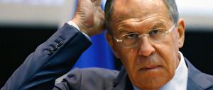 Der russische Außenminister Sergei Lawrow und sein Ministerium werden auf Twitter parodiert. Lawrows Sprecherin machte nun die deutsche Heinrich-Böll-Stiftung für die "Angriffe" verantwortlich. 