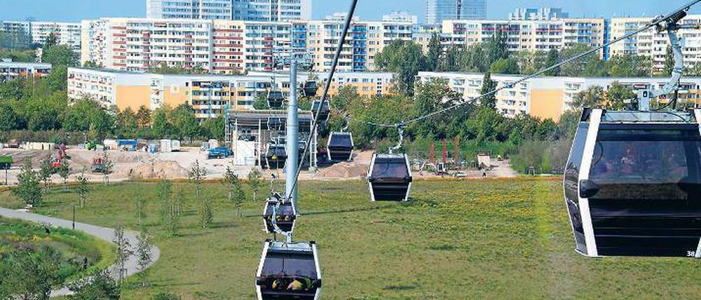 Über dem Gelände der IGA schwebt schon jetzt die Seilbahn - bis zum Start der IGA im April dürfen aber nur Techniker damit fahren.