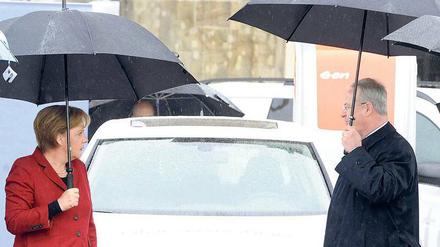 Problematische Nähe. Ex-VW-Chef Martin Winterkorn (r.) hatte einen kurzen Draht zu Kanzlerin Angela Merkel (CDU) . 