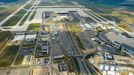 Der Flughafen Berlin Brandenburg in Schönefeld. Eine Geisterstadt.