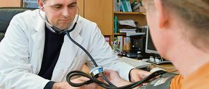 Krankheitsursache Chef. Bei schlechtem Betriebsklima fehlen Beschäftigte häufiger im Betrieb. 