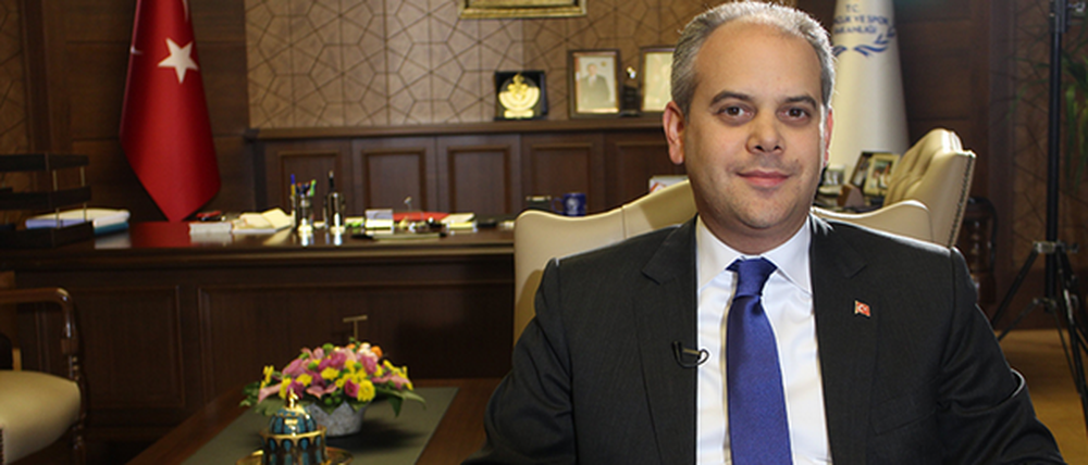 Der türkische Sportminister Kilic vor dem DW-Interview
