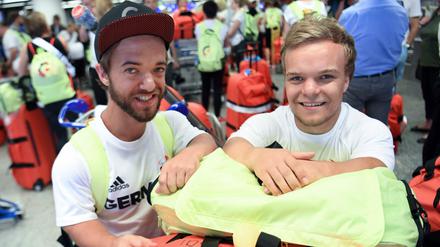 Die beiden Behindertensportler Mathias Mester (l.) und Niko Kappel am Flughafen von Frankfurt am Main vor dem Abflug der deutschen Paralympics-Mannschaft nach Rio de Janeiro.