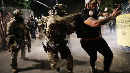 Battleground. Seit 60 Tagen dauern die Proteste in US-amerikanischen Städten an. Wohin sie noch führen können, weiß niemand. Nur wem sie nutzen: Donald Trump.