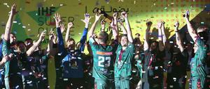 Die Mannschaft der Füchse feiert ihren Finalsieg gegen Paris.