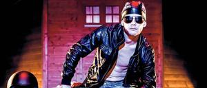 Cool bleiben. Alexander Hoffmann erzählt während des Aufgusses die Geschichte eines jungen Mannes, der Polizist werden möchte. Welche Düfte passen dazu? Zitrone, Lavendel und schwarze Fichte, natürlich. 