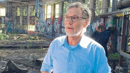 Der Berliner Möbelhändler Kurt Krieger ist seit 2010 im Grundbuch als Eigentümer der Flächen eingetragen, die zum Entwicklungsgebiet „Pankower Tor“ gehören. Dazu zählt auch dieser denkmalgeschützte Rundlokschuppen am S-Bahnhof Heinersdorf. In die Grundsicherung und Erhaltung des Baus mit der markanten Silhouette wird seit 25 Jahren nicht mehr investiert. 