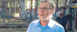 Der Berliner Möbelhändler Kurt Krieger ist seit 2010 im Grundbuch als Eigentümer der Flächen eingetragen, die zum Entwicklungsgebiet „Pankower Tor“ gehören. Dazu zählt auch dieser denkmalgeschützte Rundlokschuppen am S-Bahnhof Heinersdorf. In die Grundsicherung und Erhaltung des Baus mit der markanten Silhouette wird seit 25 Jahren nicht mehr investiert. 