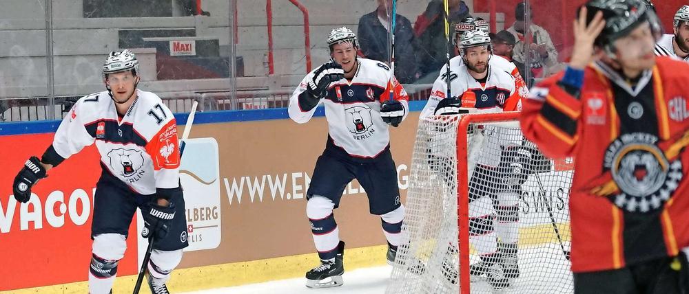 Die Eisbären um Jamie MacQueen, Nick Petersen, Darin Olver und Constantin Braun (in Weiß, v. l. n. r.) bejubeln einen weiteren Treffer - und den Einzug in die K.o.-Runde.