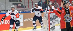 Die Eisbären um Jamie MacQueen, Nick Petersen, Darin Olver und Constantin Braun (in Weiß, v. l. n. r.) bejubeln einen weiteren Treffer - und den Einzug in die K.o.-Runde.
