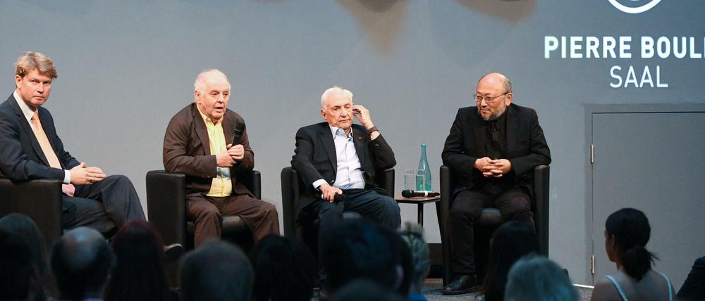 Intendant Ole Baekhoj, Daniel Barenboim, Architekt Frank Gehry sowie der japanische Akustiker Yasuhisa Toyota. 