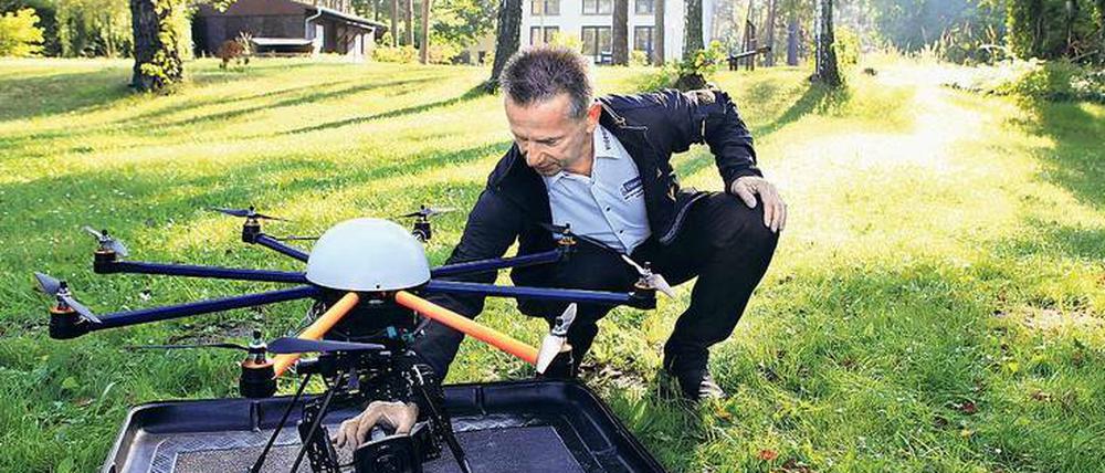 Zum Greifen nah. Der Makler Uwe G. Bachmann mit einem Oktokopter. Achtflügelige Drohnen können noch stabil fliegen, wenn ein Flügel ausfällt. Bei Quadrokoptern ist das nicht der Fall.