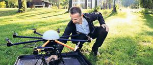 Zum Greifen nah. Der Makler Uwe G. Bachmann mit einem Oktokopter. Achtflügelige Drohnen können noch stabil fliegen, wenn ein Flügel ausfällt. Bei Quadrokoptern ist das nicht der Fall.