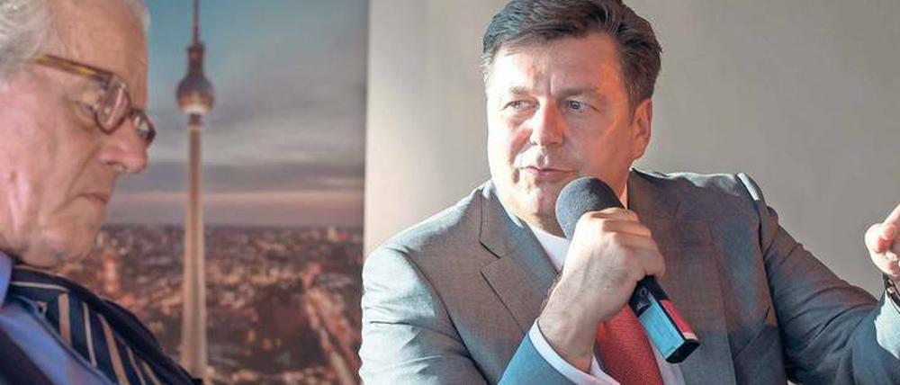 In Berlin wird viel gebaut. Aus Sicht von Hans Kollhoff (links) werden dabei vielfach die falschen Prioritäten gesetzt. Er beklagte auf einer Podiumsdiskussion am Mittwoch, dass Bausenator Andreas Geisel (SPD) sich nur auf die Schaffung von Wohnungsquantitäten konzentriere. Der Architekt forderte eine neue Internationale Bauausstellung.
