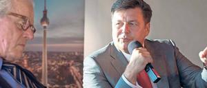 In Berlin wird viel gebaut. Aus Sicht von Hans Kollhoff (links) werden dabei vielfach die falschen Prioritäten gesetzt. Er beklagte auf einer Podiumsdiskussion am Mittwoch, dass Bausenator Andreas Geisel (SPD) sich nur auf die Schaffung von Wohnungsquantitäten konzentriere. Der Architekt forderte eine neue Internationale Bauausstellung. 