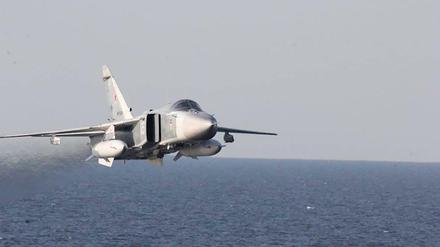 Schon im April kam diese russische Sukhoi Su-24 über der Ostsee dem US-Kriegsschiff USS Donald Cook ungewöhnlich nahe.  