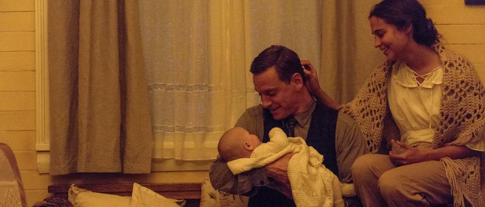 Frisches Familienglück. Leuchtturmwärter Tom (Michael Fassbender), Isabel (Alicia Vikander) und ihr Findelkind. 