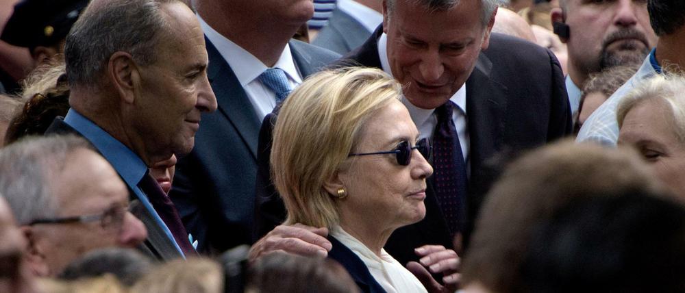 Hillary Clinton muss nach einem Schwächeanfall jetzt erst mal im Wahlkampf eine Pause einlegen.