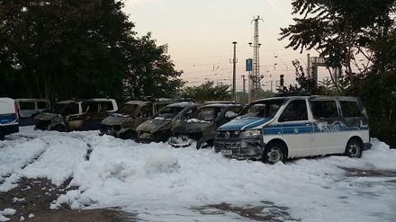 Kein Schnee, sondern Löschschaum der Feuerwehr in Magdeburg. 