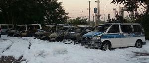 Kein Schnee, sondern Löschschaum der Feuerwehr in Magdeburg.