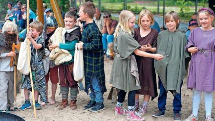 Kleine Wikinger versammeln sich beim skandinavischen Frühlingsfest der Deutsch Skandinavischen Gemeinschaftsschule in Berlin-Tempelhof.