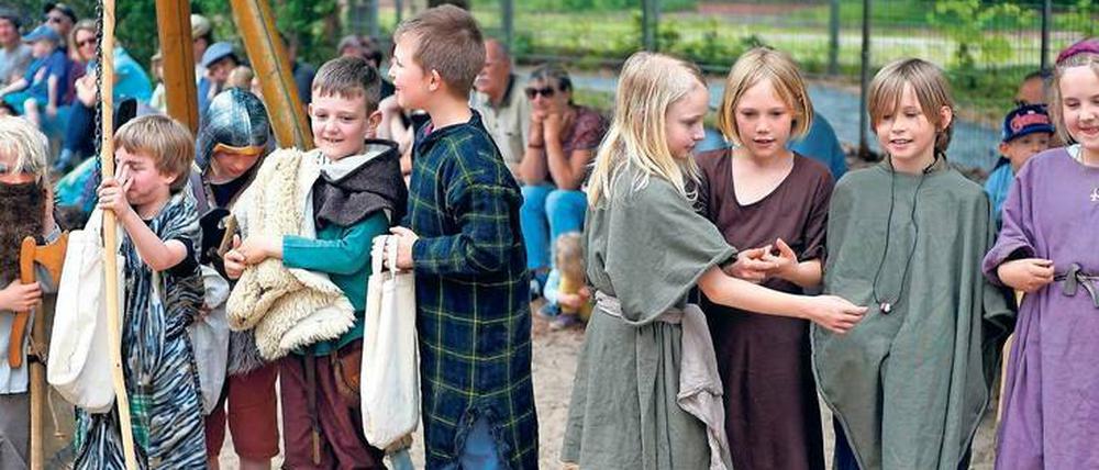 Kleine Wikinger versammeln sich beim skandinavischen Frühlingsfest der Deutsch Skandinavischen Gemeinschaftsschule in Berlin-Tempelhof.
