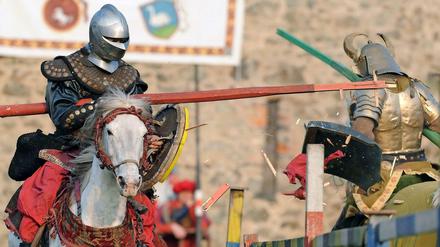 Hoch zu Ross kämpfen die Ritter um die goldene Krone.