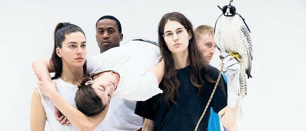 Gemischtes Ensemble. Zu den Darstellern von Anne Imhofs Oper „Angst II“ gehören Falken und Drohnen.