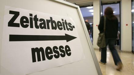 Eine Zeitarbeitsmesse, auf der sich Zeitarbeitsfirmen den Interessierten vorstellen.
