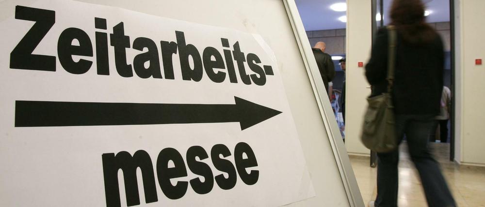 Eine Zeitarbeitsmesse, auf der sich Zeitarbeitsfirmen den Interessierten vorstellen.